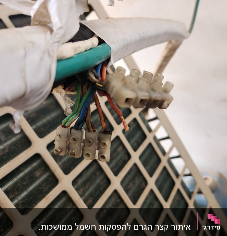 חוטי חשמל מחוברים לקונקטור פלסטיק